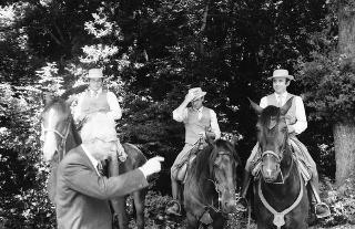 Il Presidente della Repubblica Francesco Cossiga  riceve Umberto Colombo, presidente dell'ENEA, con Evaristo Ciarla, presidente dell'amministrazione provinciale di Roma: per presentare esemplari di pannelli fotovoltaici installati nella Tenuta di Castelporziano, (Castelporziano)