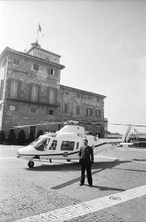 Il Presidente della Repubblica Francesco Cossiga all'Eliporto di Castelporziano per la presentazione del nuovo elicottero Agusta &quot;A 109&quot;