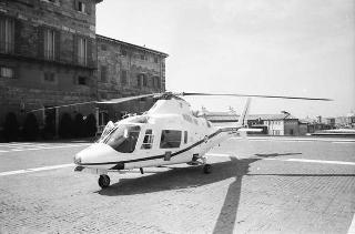 Il Presidente della Repubblica Francesco Cossiga all'Eliporto di Castelporziano per la presentazione del nuovo elicottero Agusta &quot;A 109&quot;