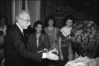 Il Presidente della Repubblica Francesco Cossiga riceve in udienza Elena Marinucci, presidente della Commissione nazionale per la realizzazione della parità tra uomo e donna, con le componenti della Commissione