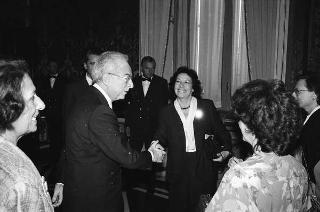 Il Presidente della Repubblica Francesco Cossiga riceve in udienza Elena Marinucci, presidente della Commissione nazionale per la realizzazione della parità tra uomo e donna, con le componenti della Commissione