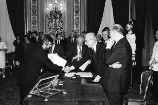 Il Presidente della Repubblica Francesco Cossiga presiede al Giuramento del Presidente del Consiglio Bettino Craxi e del nuovo Governo
