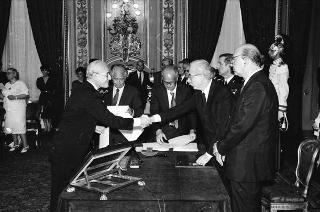 Il Presidente della Repubblica Francesco Cossiga presiede al Giuramento del Presidente del Consiglio Bettino Craxi e del nuovo Governo