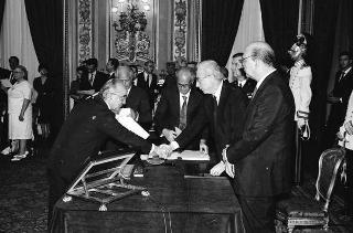 Il Presidente della Repubblica Francesco Cossiga presiede al Giuramento del Presidente del Consiglio Bettino Craxi e del nuovo Governo