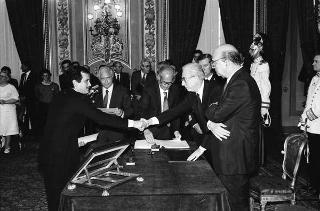 Il Presidente della Repubblica Francesco Cossiga presiede al Giuramento del Presidente del Consiglio Bettino Craxi e del nuovo Governo