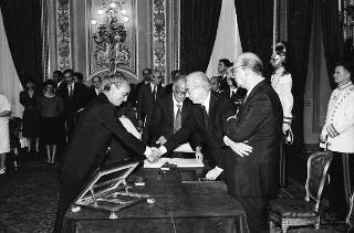 Il Presidente della Repubblica Francesco Cossiga presiede al Giuramento del Presidente del Consiglio Bettino Craxi e del nuovo Governo