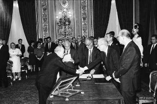 Il Presidente della Repubblica Francesco Cossiga presiede al Giuramento del Presidente del Consiglio Bettino Craxi e del nuovo Governo