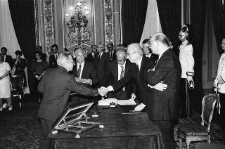 Il Presidente della Repubblica Francesco Cossiga presiede al Giuramento del Presidente del Consiglio Bettino Craxi e del nuovo Governo