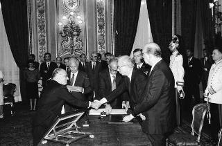 Il Presidente della Repubblica Francesco Cossiga presiede al Giuramento del Presidente del Consiglio Bettino Craxi e del nuovo Governo