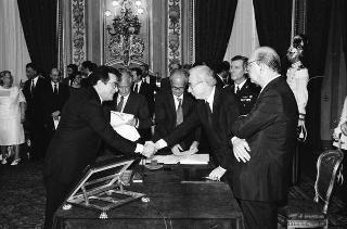 Il Presidente della Repubblica Francesco Cossiga presiede al Giuramento del Presidente del Consiglio Bettino Craxi e del nuovo Governo