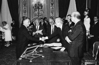 Il Presidente della Repubblica Francesco Cossiga presiede al Giuramento del Presidente del Consiglio Bettino Craxi e del nuovo Governo