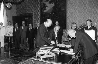 Il Presidente della Repubblica Francesco Cossiga presiede al Giuramento del Presidente del Consiglio Bettino Craxi e del nuovo Governo