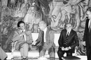 Il Presidente della Repubblica Francesco Cossiga riceve l'on. Luciano Violante, con una delegazione di esponenti politici di Reggio Calabria