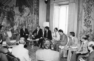 Il Presidente della Repubblica Francesco Cossiga riceve l'on. Luciano Violante, con una delegazione di esponenti politici di Reggio Calabria