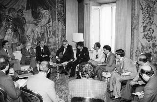 Il Presidente della Repubblica Francesco Cossiga riceve l'on. Luciano Violante, con una delegazione di esponenti politici di Reggio Calabria