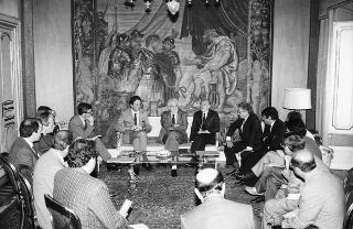Il Presidente della Repubblica Francesco Cossiga riceve l'on. Luciano Violante, con una delegazione di esponenti politici di Reggio Calabria