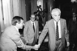 Il Presidente della Repubblica Francesco Cossiga riceve l'on. Luciano Violante, con una delegazione di esponenti politici di Reggio Calabria