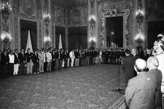 Il Presidente della Repubblica Francesco Cossiga riceve in udienza Franco Carraro, presidente del CONI, con gli atleti vincitori di medaglie nelle recenti competizioni internazionali