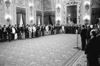 Il Presidente della Repubblica Francesco Cossiga riceve in udienza Franco Carraro, presidente del CONI, con gli atleti vincitori di medaglie nelle recenti competizioni internazionali