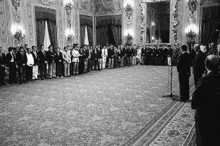 Il Presidente della Repubblica Francesco Cossiga riceve in udienza Franco Carraro, presidente del CONI, con gli atleti vincitori di medaglie nelle recenti competizioni internazionali