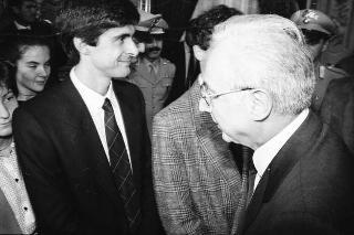 Il Presidente della Repubblica Francesco Cossiga riceve in udienza Franco Carraro, presidente del CONI, con gli atleti vincitori di medaglie nelle recenti competizioni internazionali