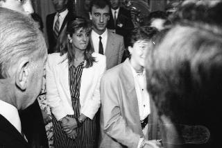 Il Presidente della Repubblica Francesco Cossiga riceve in udienza Franco Carraro, presidente del CONI, con gli atleti vincitori di medaglie nelle recenti competizioni internazionali
