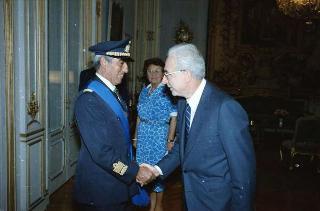 Il Presidente della Repubblica Francesco Cossiga saluta il Generale di Squadra Aerea Franco Pisano, nuovo Capo di Stato maggiore dell'Aeronautica