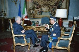 Il Presidente della Repubblica Francesco Cossiga saluta il Generale di Squadra Aerea Franco Pisano, nuovo Capo di Stato maggiore dell'Aeronautica