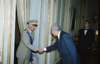 Il Presidente della Repubblica Francesco Cossiga saluta il Generale Gaetano Pellegrino, nuovo Comandante generale della Guardia di finanza