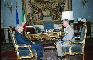 Il Presidente della Repubblica Francesco Cossiga saluta il Generale Gaetano Pellegrino, nuovo Comandante generale della Guardia di finanza