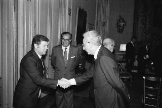Il Presidente della Repubblica Francesco Cossiga riceve Guido Cremonese, presidente della Confederazione generale del traffico e dei trasporti, con una delegazione del sodalizio