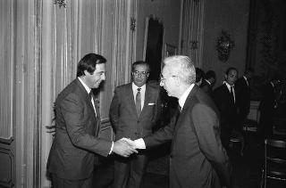 Il Presidente della Repubblica Francesco Cossiga riceve Guido Cremonese, presidente della Confederazione generale del traffico e dei trasporti, con una delegazione del sodalizio