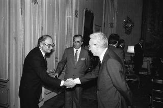 Il Presidente della Repubblica Francesco Cossiga riceve Guido Cremonese, presidente della Confederazione generale del traffico e dei trasporti, con una delegazione del sodalizio