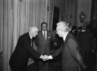 Il Presidente della Repubblica Francesco Cossiga riceve Guido Cremonese, presidente della Confederazione generale del traffico e dei trasporti, con una delegazione del sodalizio