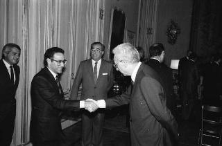 Il Presidente della Repubblica Francesco Cossiga riceve Guido Cremonese, presidente della Confederazione generale del traffico e dei trasporti, con una delegazione del sodalizio