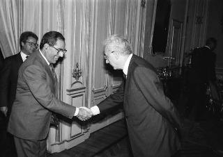 Il Presidente della Repubblica Francesco Cossiga riceve Guido Cremonese, presidente della Confederazione generale del traffico e dei trasporti, con una delegazione del sodalizio