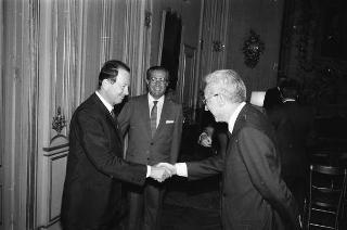 Il Presidente della Repubblica Francesco Cossiga riceve Guido Cremonese, presidente della Confederazione generale del traffico e dei trasporti, con una delegazione del sodalizio