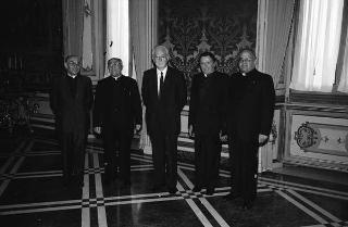 Il Presidente della Repubblica Francesco Cossiga riceve mons. Paolo Pollicita, già Ordinario palatino, con gli ex componenti del Clero Palatino