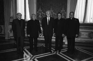 Il Presidente della Repubblica Francesco Cossiga riceve mons. Paolo Pollicita, già Ordinario palatino, con gli ex componenti del Clero Palatino