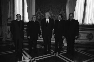 Il Presidente della Repubblica Francesco Cossiga riceve mons. Paolo Pollicita, già Ordinario palatino, con gli ex componenti del Clero Palatino