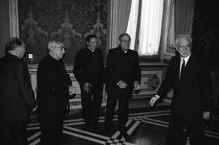 Il Presidente della Repubblica Francesco Cossiga riceve mons. Paolo Pollicita, già Ordinario palatino, con gli ex componenti del Clero Palatino