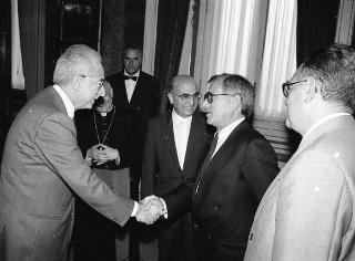 Incontro privato del Presidente della Repubblica Francesco Cossiga con S.E. Rev.ma l'Arcivescovo di Ales, e con  alcuni prelati della Sardegna