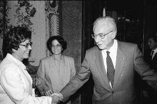 Incontro privato del Presidente della Repubblica Francesco Cossiga con S.E. Rev.ma l'Arcivescovo di Ales, e con  alcuni prelati della Sardegna