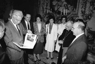 Incontro privato del Presidente della Repubblica Francesco Cossiga con S.E. Rev.ma l'Arcivescovo di Ales, e con  alcuni prelati della Sardegna