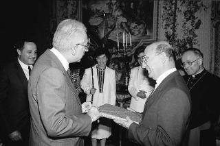 Incontro privato del Presidente della Repubblica Francesco Cossiga con S.E. Rev.ma l'Arcivescovo di Ales, e con  alcuni prelati della Sardegna