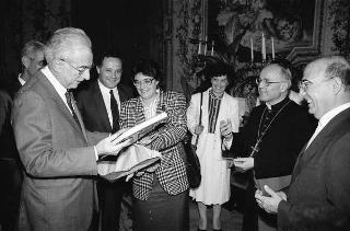 Incontro privato del Presidente della Repubblica Francesco Cossiga con S.E. Rev.ma l'Arcivescovo di Ales, e con  alcuni prelati della Sardegna