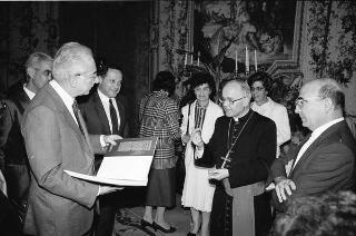 Incontro privato del Presidente della Repubblica Francesco Cossiga con S.E. Rev.ma l'Arcivescovo di Ales, e con  alcuni prelati della Sardegna