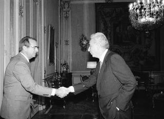 Il Presidente della Repubblica Francesco Cossiga riceve in udienza Joseph Warren, presidente del Gruppo 3M Italia, con una delegazione della Società