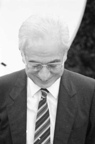 Il Presidente della Repubblica Francesco Cossiga durante un servizio fotografico per il settimanale "Panorama"