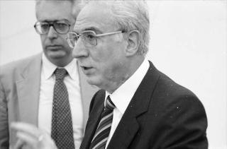 Il Presidente della Repubblica Francesco Cossiga durante un servizio fotografico per il settimanale "Panorama"